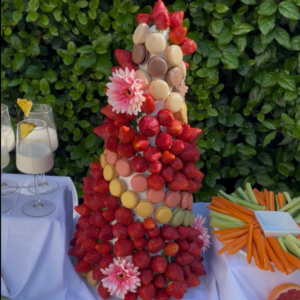 pièce montée pyramide macarons fraises